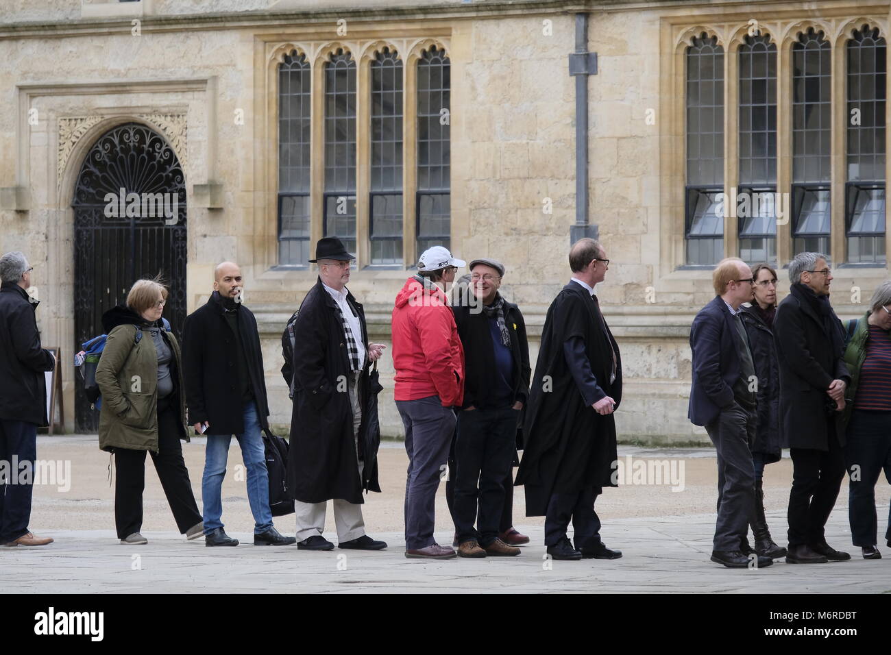 Oxford, UK, 06 février, 2018. L'organe d'élaboration de la politique de la congrégation d'Oxford réunit à la Sheldonian. Il est pensé certains membres pourraient utiliser une "clause de 20 personnes debout pour empêcher le débat qui pourrait inverser les universités sur des pensions pour le personnel universitaire. Crédit : Martin Kelly/Alamy Live News Banque D'Images