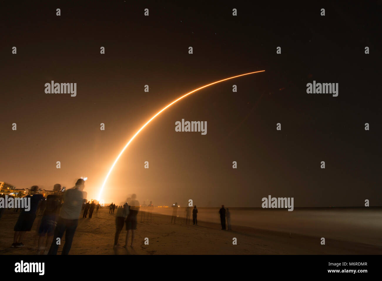 Cocoa Beach, Florida, United States 6 mars 2018 Espace X Lancement d'une fusée Falcon 9 de la Floride sur la côte de l'espace. La fusée est transporter au satellite pour Hispasa l'Espagne, fournisseur de services de télécommunications par satellite. Ceci marque le 50e lancement pour l'espace de l'Elon Musk X. La photographie est de la jetée de Cocoa Beach Cocoa Beach. JESSE KUNERTH / Alamy Live News Banque D'Images
