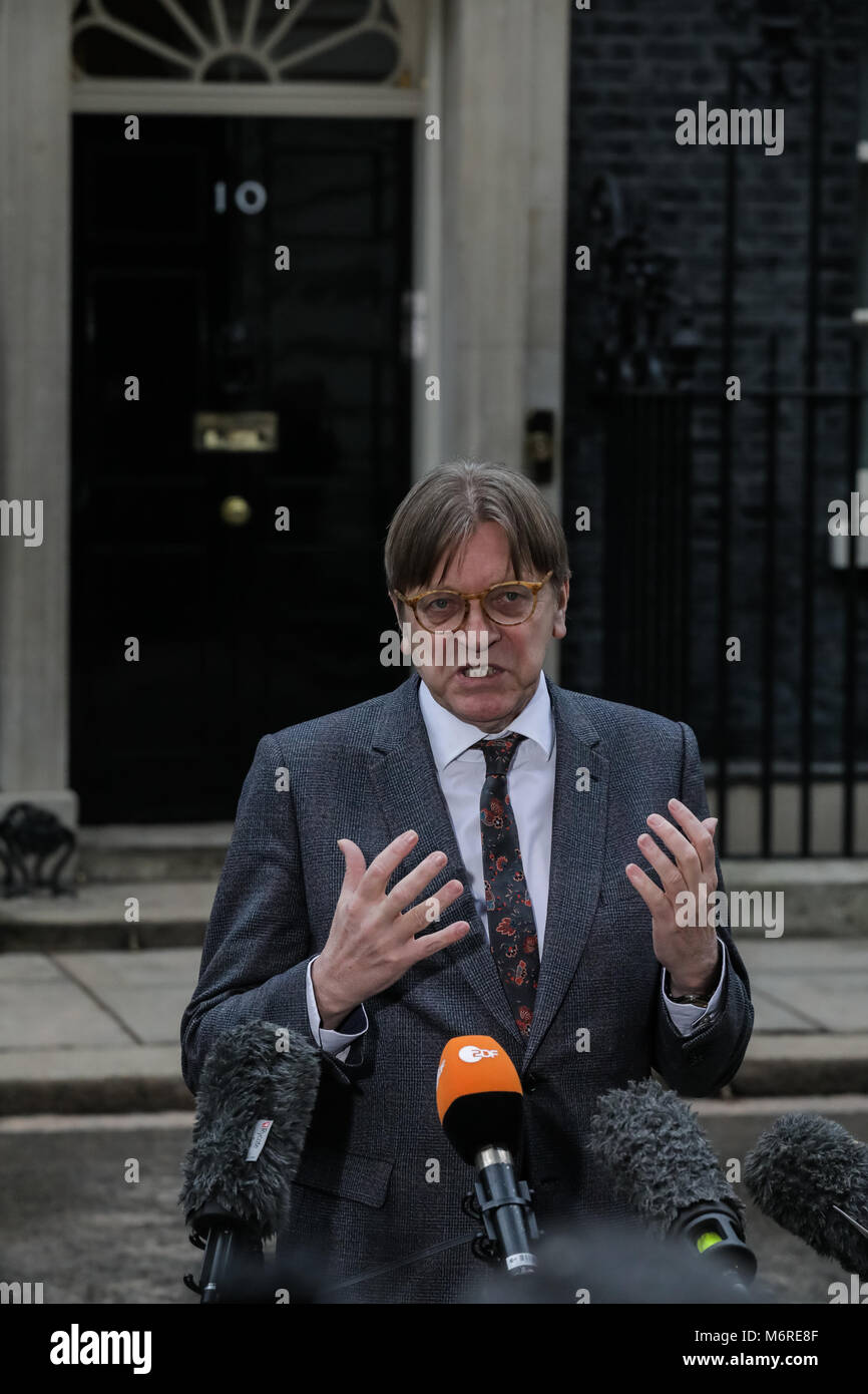 Guy Verhofstadt, le Parlement européen a Brexit coordonnateur, répond aux questions des médias britanniques à propos de sa rencontre avec David Davis. 10 Downing Street, Londres, Royaume-Uni. 6 mars 2018 Banque D'Images