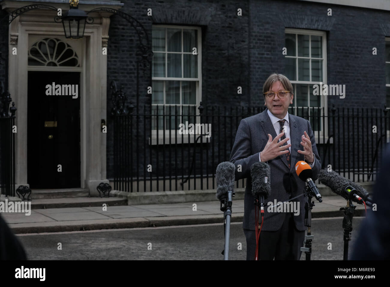 Guy Verhofstadt, le Parlement européen a Brexit coordonnateur, répond aux questions des médias britanniques à propos de sa rencontre avec David Davis. 10 Downing Street, Londres, Royaume-Uni. 6 mars 2018 Banque D'Images