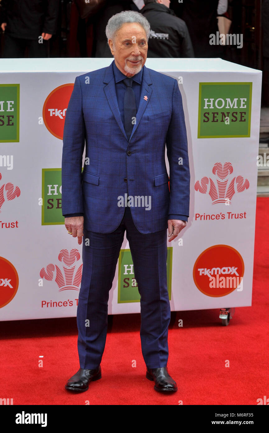 Londres, Royaume-Uni. 6 mars 2018. Tom Jones, chanteur, arrive pour le Prince's Trust et TK Maxx & Homesense Awards 2018 au London Palladium. Crédit : Stephen Chung / Alamy Live News Banque D'Images