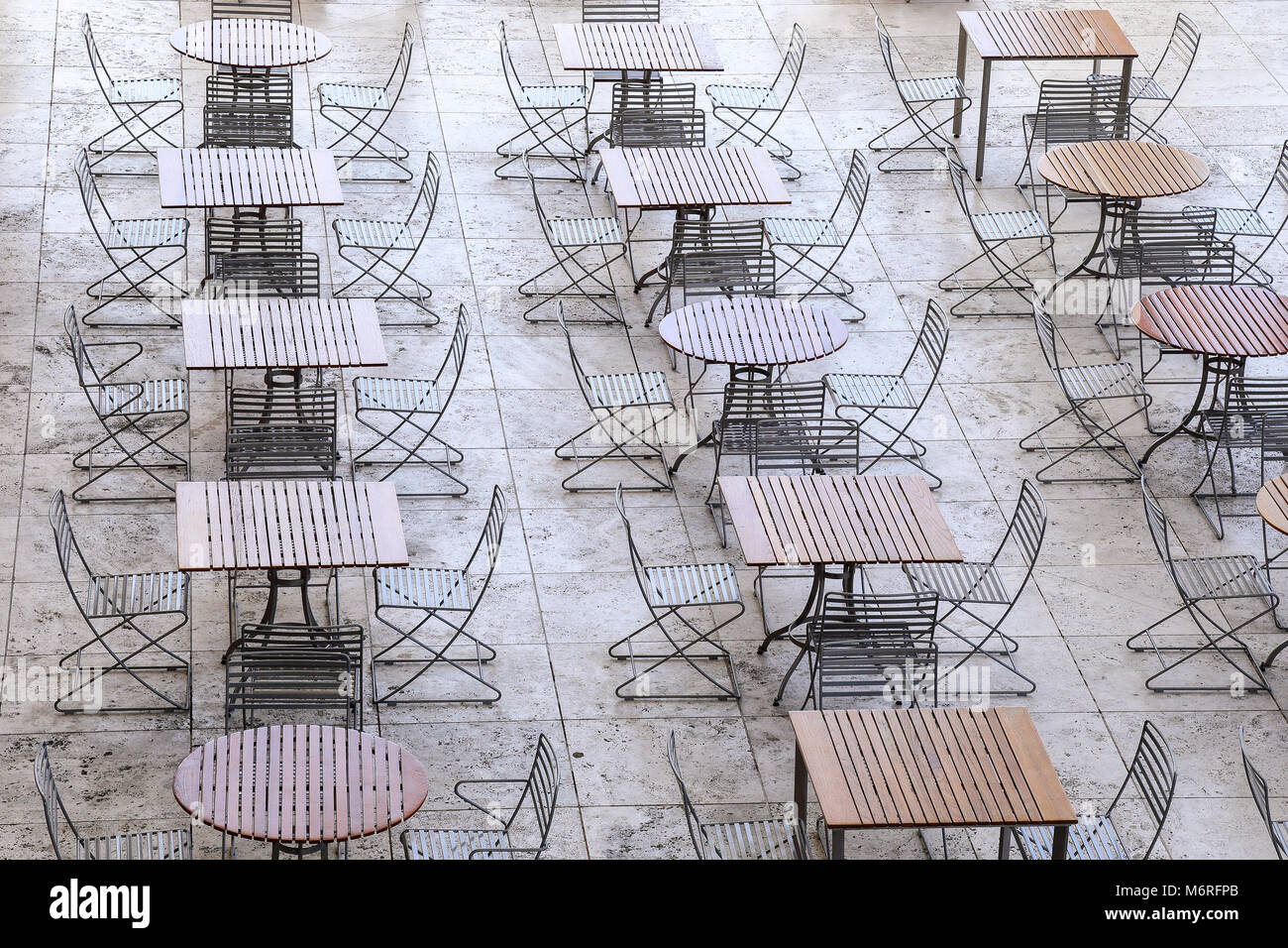 Géométrique des tables vides et des chaises alignées dans une cafétéria Banque D'Images