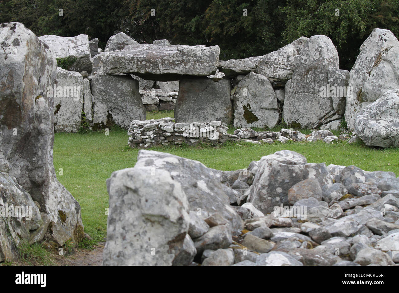 Les anciennes pierres de Creevykeel court cairn, en Irlande. Banque D'Images