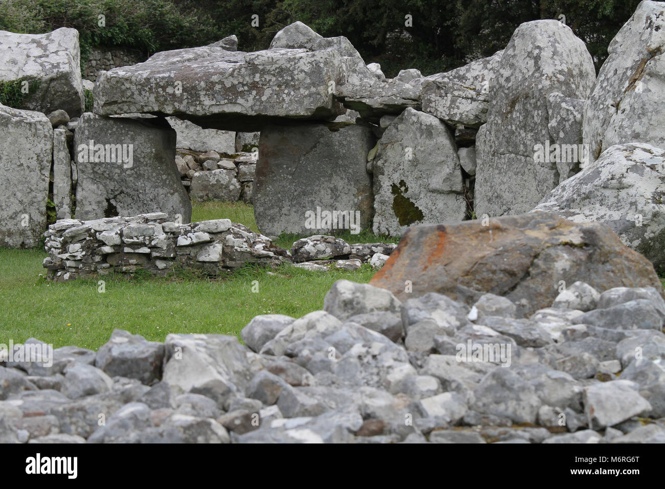 Creevykeel court tomb - un site mégalithique d'Irlande. Banque D'Images