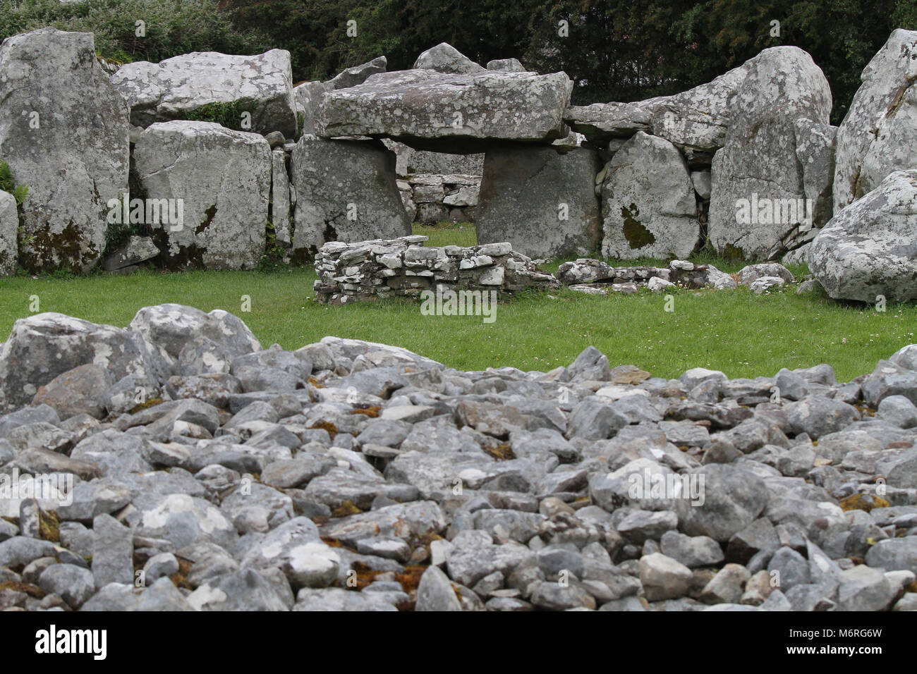 Un tribunal tombe en Irlande. Les ruines de Creevykeel Cliffony cairn au cour du comté de Sligo. Banque D'Images