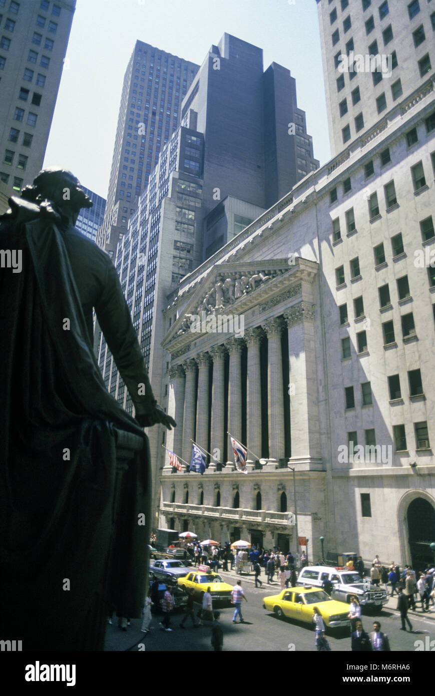 Historique STATUE 1987 WASHINGTON WALL STREET STOCK EXCHANGE BUILDING MANHATTAN NEW YORK USA Banque D'Images