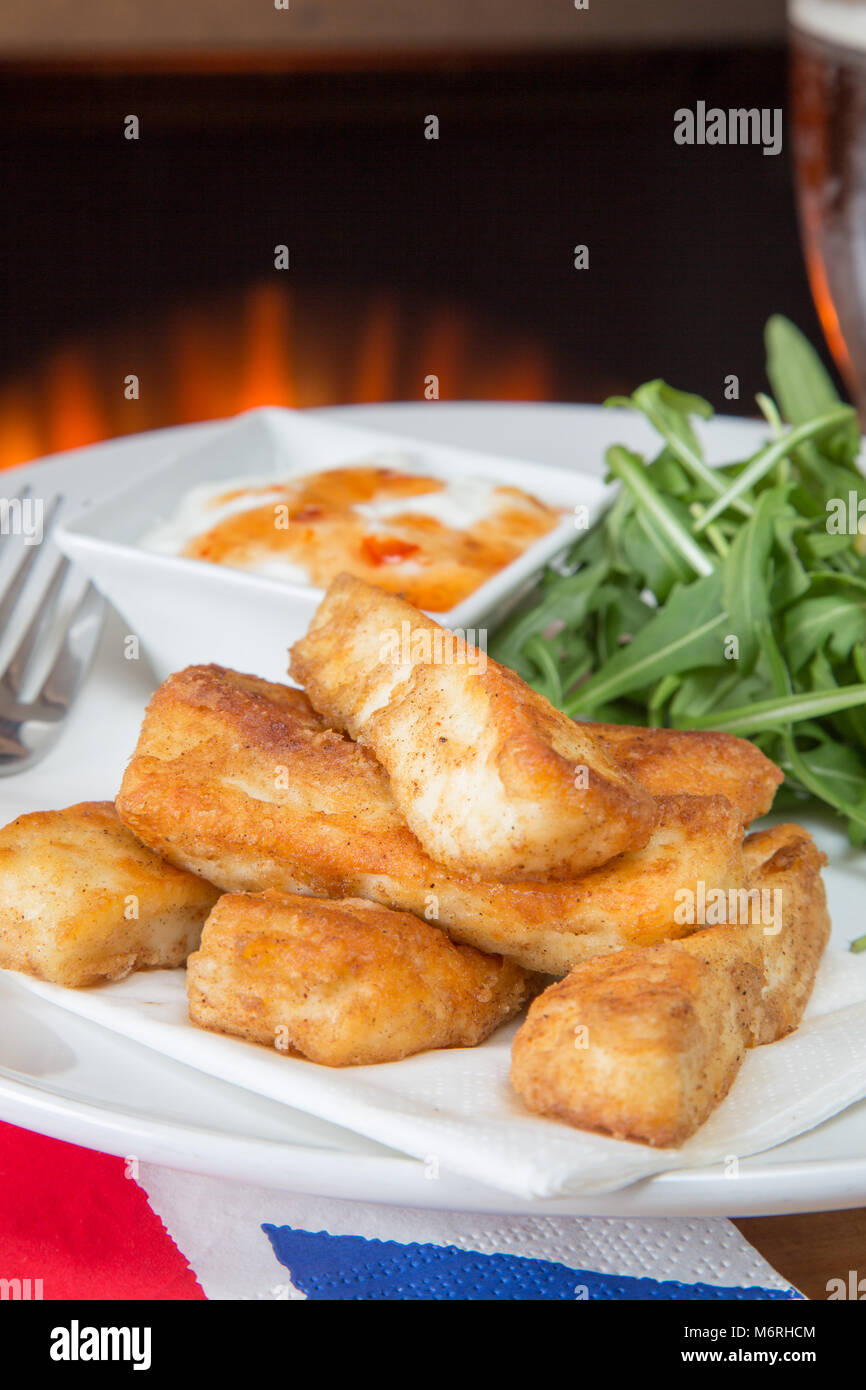 Un cours de démarrage de fromage Halloumi frites avec une salade de roquette et de yaourt avec de la sauce chili douce tremper pris dans un pub anglais restaurant Banque D'Images