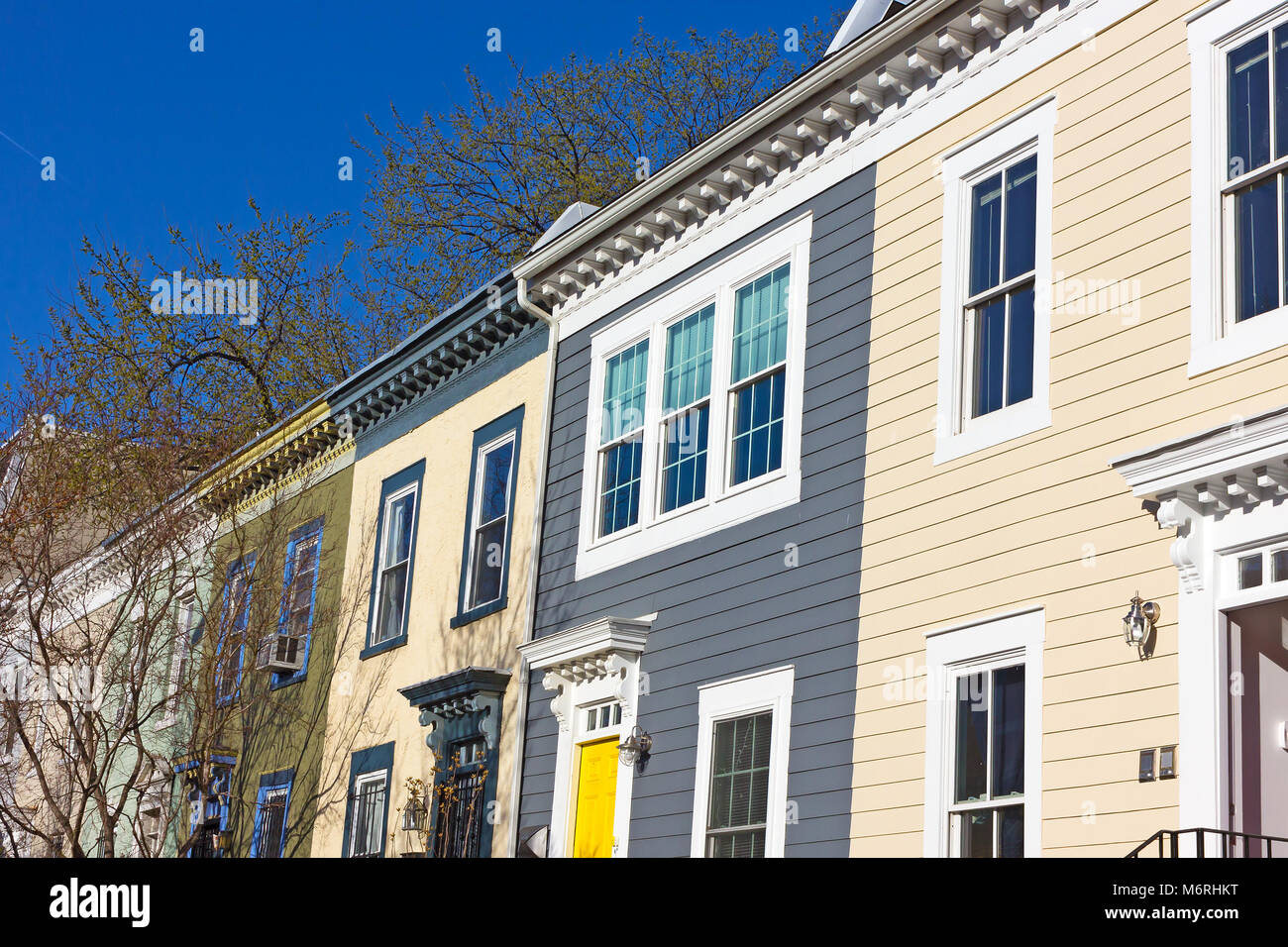 Des maisons de quartier de Shaw dans une rue calme. Maisons colorées avant le coucher du soleil à Washington DC, USA Banque D'Images