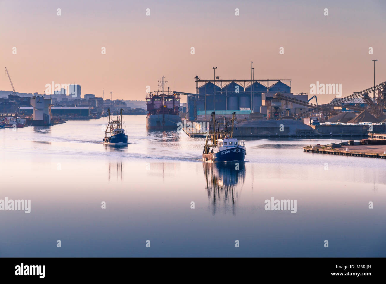 Bateaux de pêche commerciale laissant Shoreham Harbour. Banque D'Images