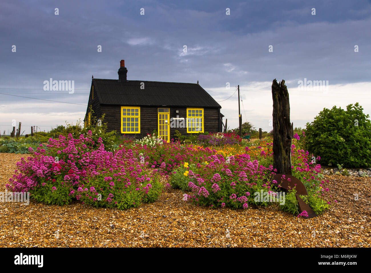 Perspective Cottage, Dungeness est administré par Derek Jarman (1942-1994) un administrateur qui a fait cette célèbre jardin sur la rive près de bardeaux Dunge Banque D'Images