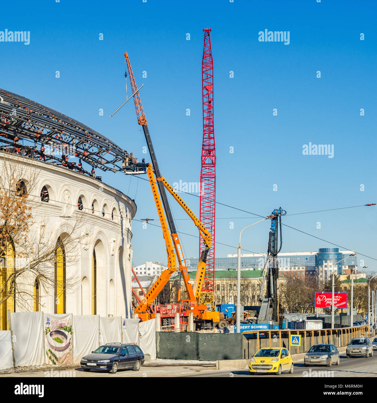 Biélorussie, Minsk - 2 février 2017 Stade de Football : 'Dynamo' lors de la reconstruction. Le processus d'assemblage des éléments du cadre d'un nouveau shell ro Banque D'Images