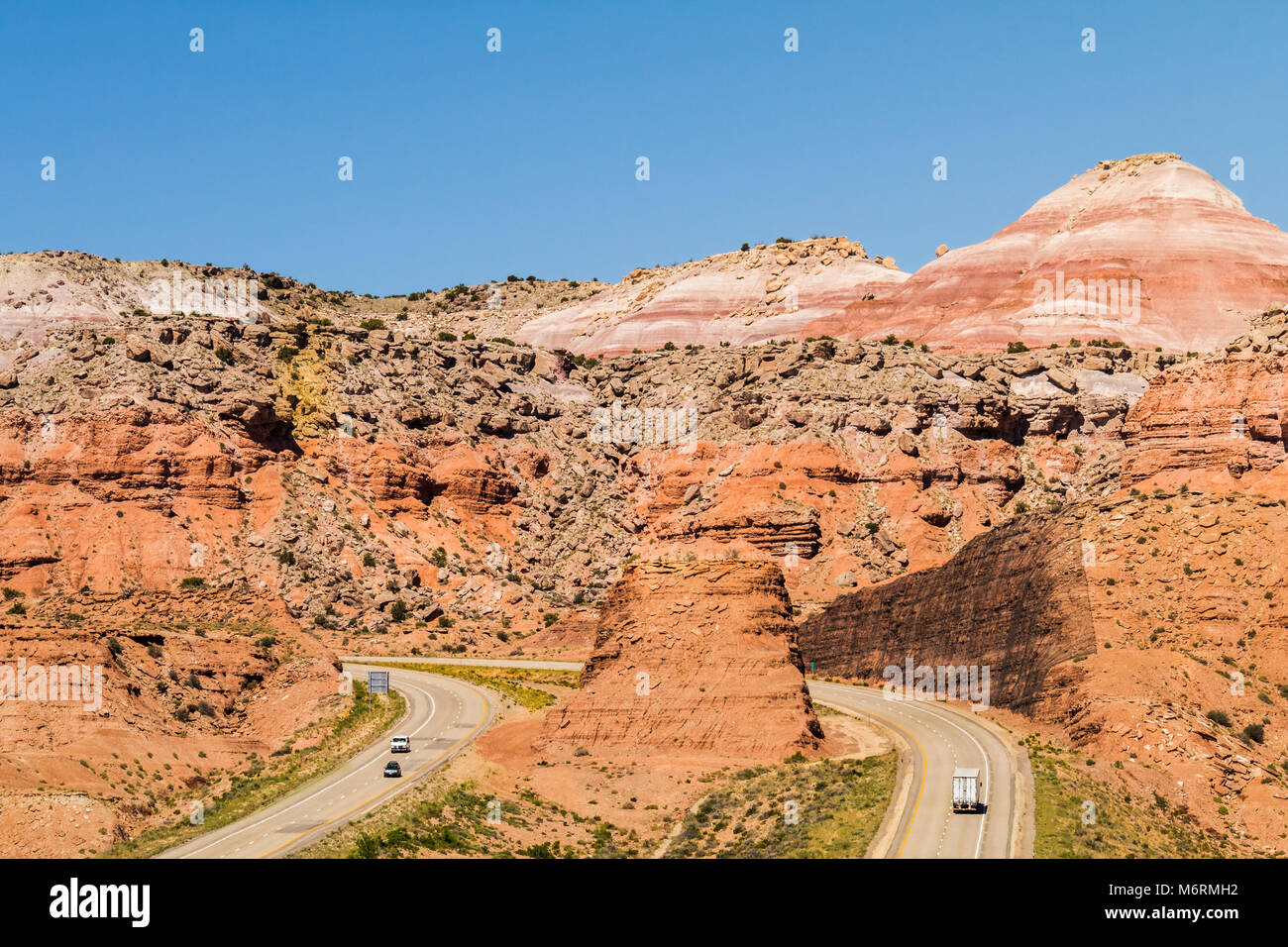 Vue sur une route de l'Utah ; un rocher énorme rocher sert de diviseur médian island ; USA Banque D'Images