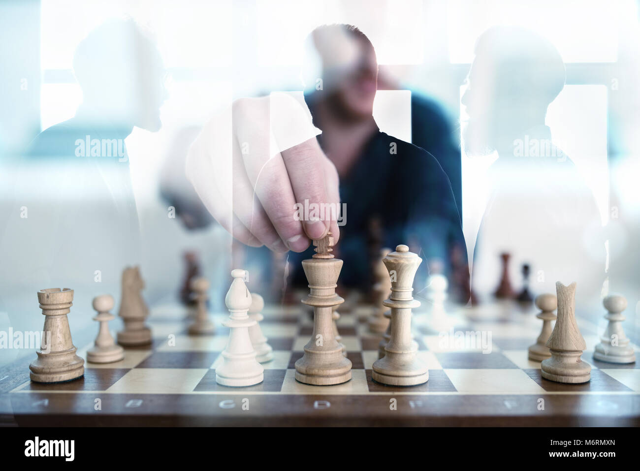 Tactique d'affaires avec jeu d'affaires et qui travaillent ensemble dans le bureau. Concept d'équipe, de partenariat et d'une stratégie double exposition. Banque D'Images