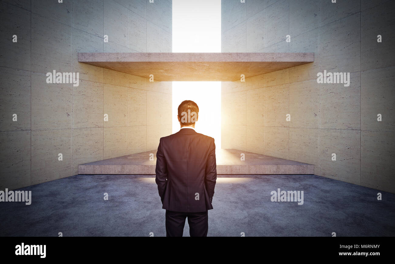 Vue arrière de l'homme moderne en béton et structure abstraite Banque D'Images