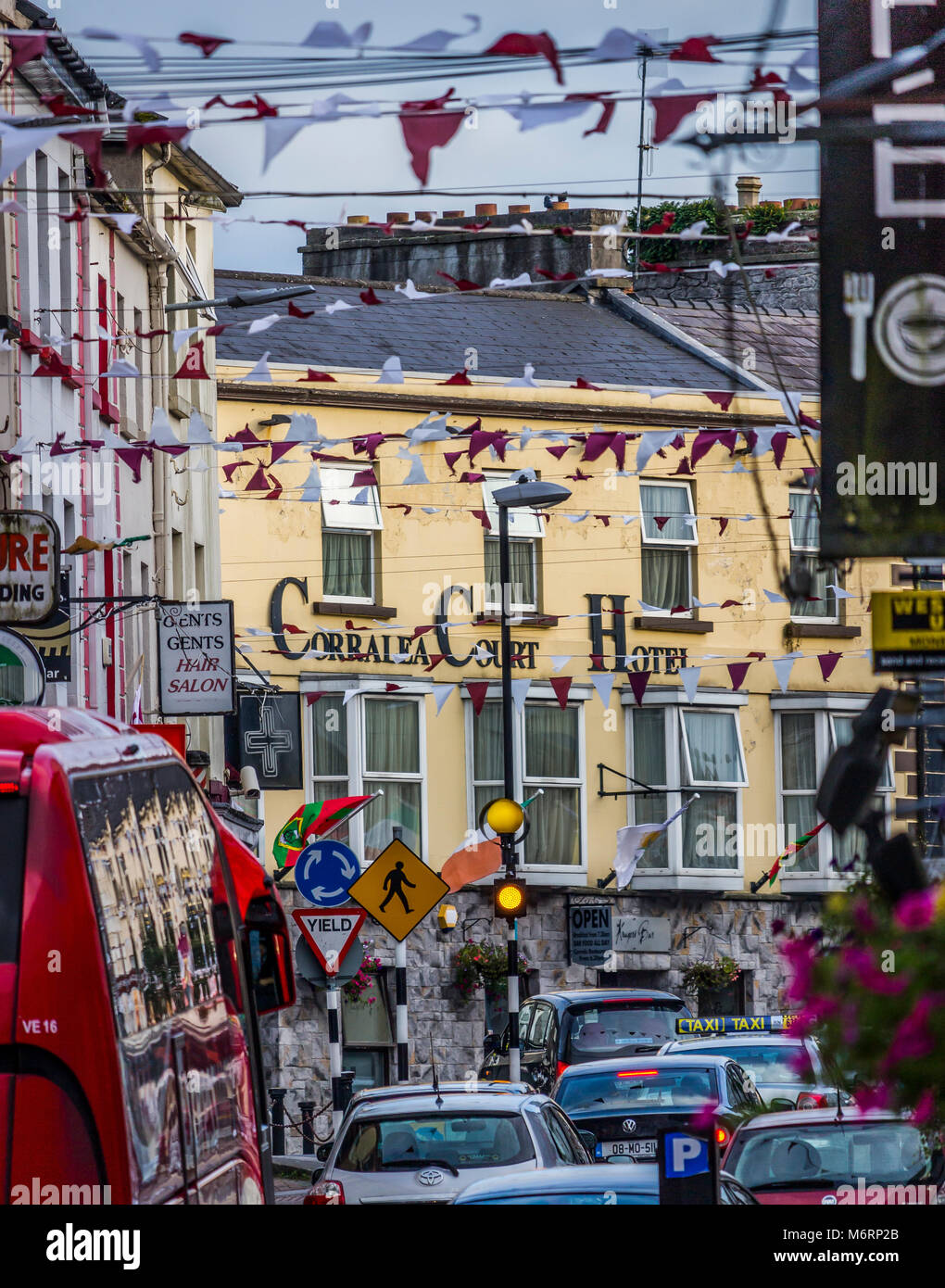 Rue animée de Tuam dans le comté de Galway Irlande Banque D'Images