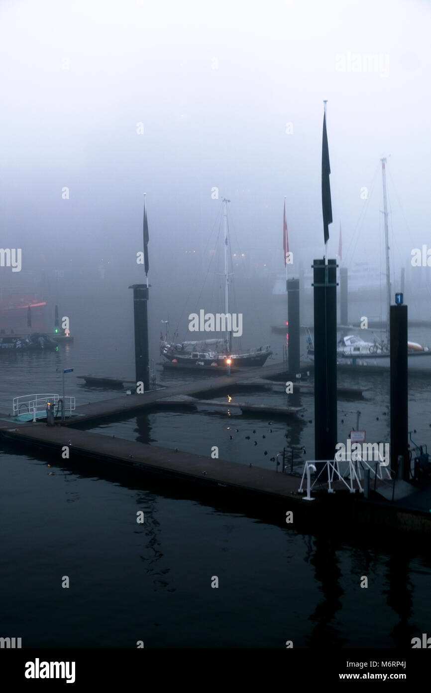 Hamburg Hafen im Nebel Banque D'Images