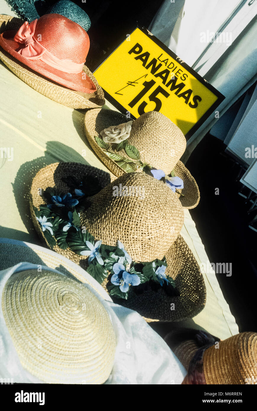 Chapeaux à vendre à la régate royale de Henley, Angleterre Photo Stock -  Alamy