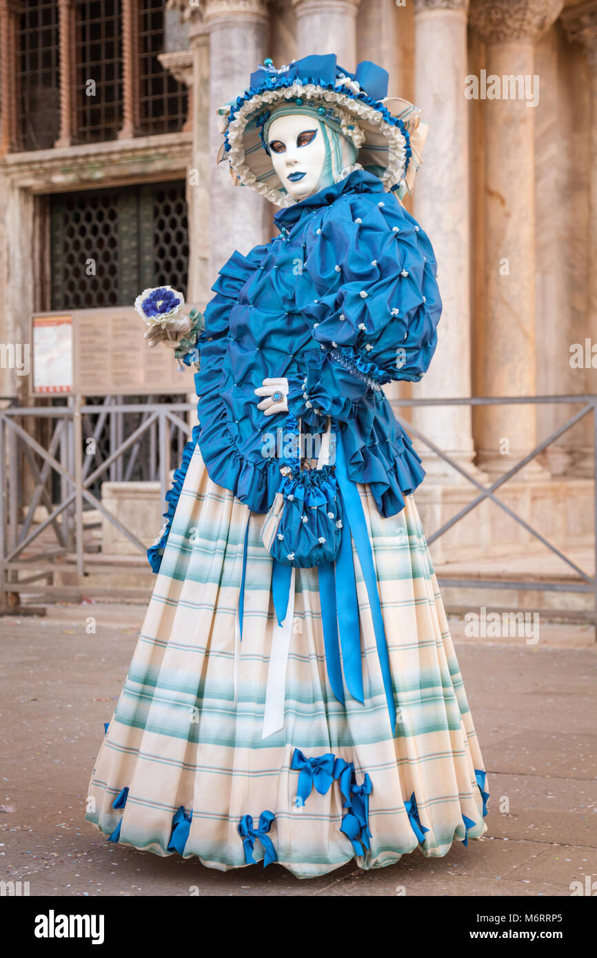 Femme en belle robe costume et masque à la Carnaval de Venise, Carnaval de  Venise, Vénétie, Italie Photo Stock - Alamy