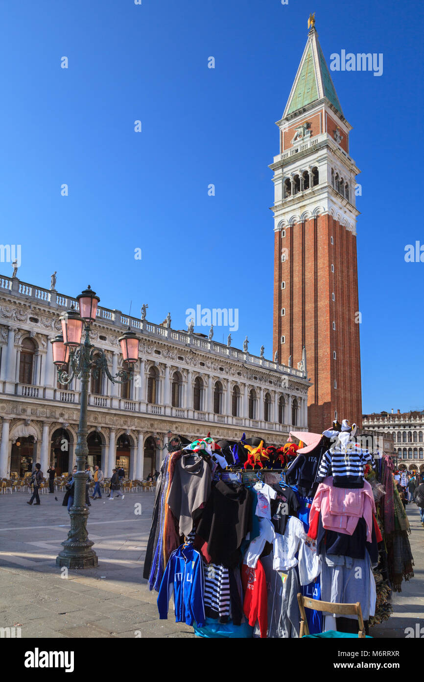 Personnes et de souvenirs en cabine de la Place St Marc avec le Campanile clocher de la Basilique St Marc, Piazza San Marco, Venise, Italie Banque D'Images