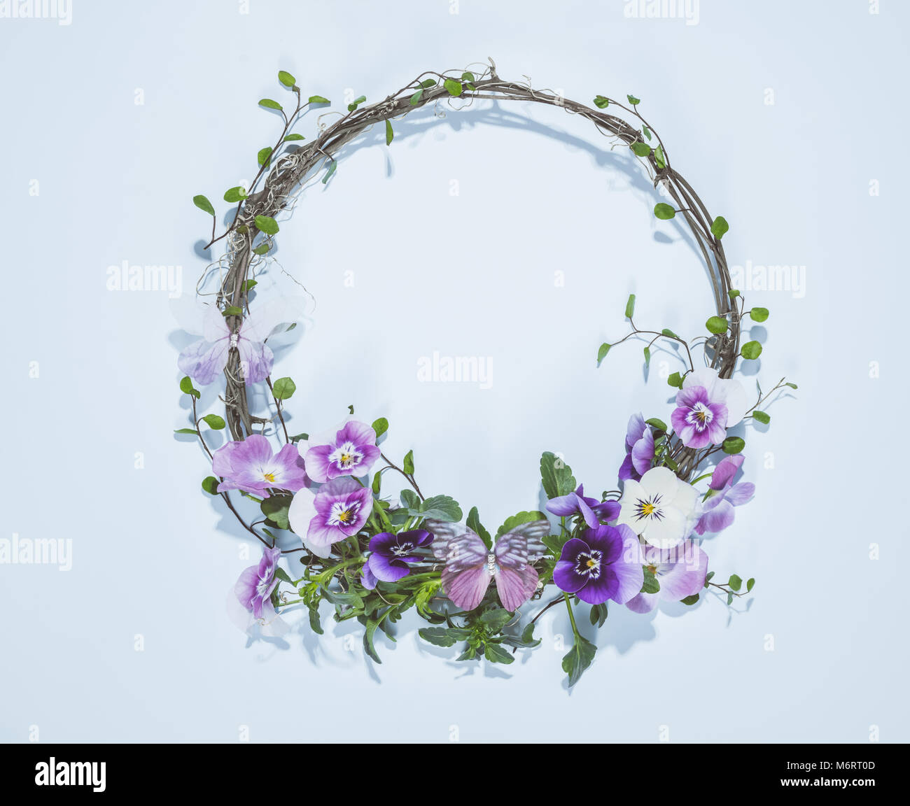 Couronne de fleurs,fleurs de printemps et papillon Banque D'Images