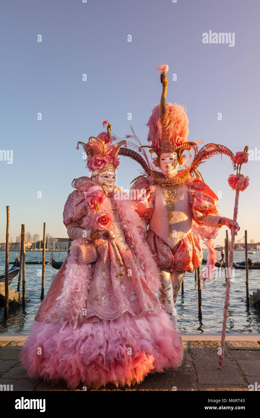 Les gens dans le magnifique flamant rose Fancy Dress Costumes et masque au  Carnaval de Venise, Carnaval de Venise, Vénétie, Italie Photo Stock - Alamy