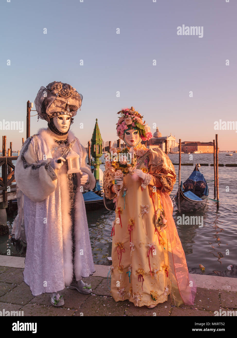 Les gens dans la belle Fancy Dress Costumes et masque au Carnaval de Venise, Carnaval de Venise, Vénétie, Italie Banque D'Images