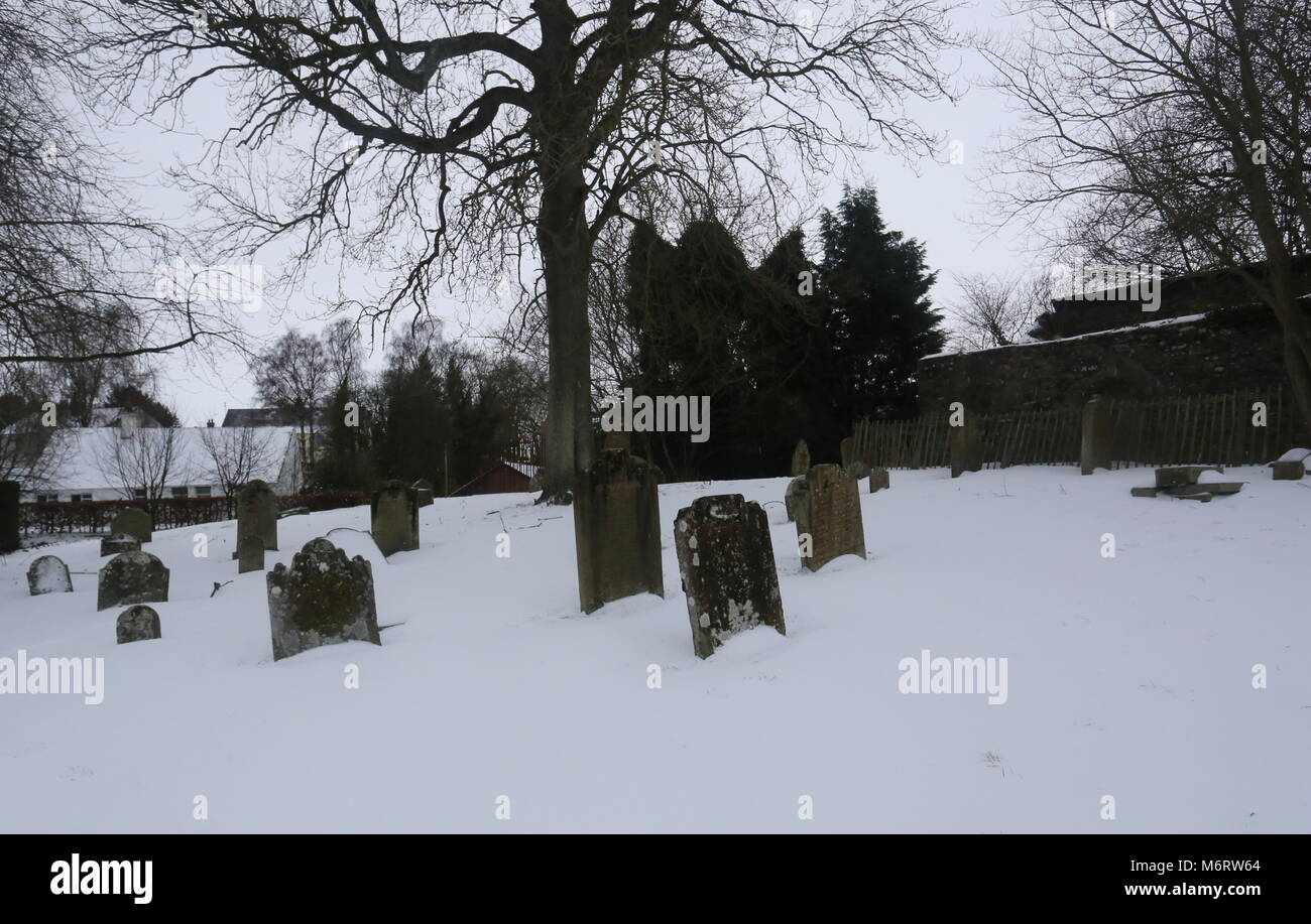 Ruine de l'église St Pierre et le cimetière de neige Invergowrie Ecosse Mars 2018 Banque D'Images