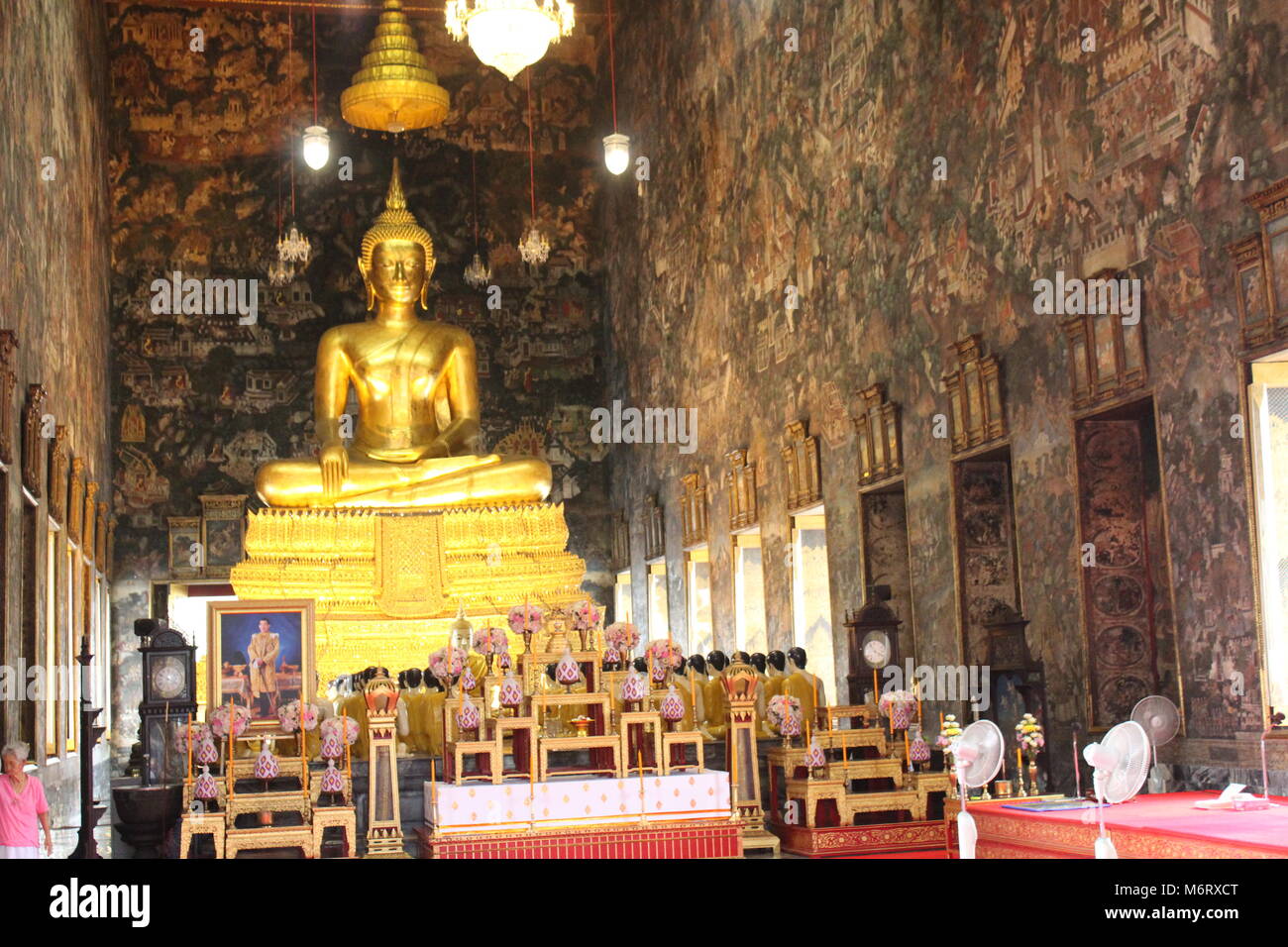 Wat Suthat Temple célébrant Magha Puja, jour où 1540 moines bouddhistes se sont rassemblés pour écouter les enseignements du Bouddha. Situé à Bangkok, Thaïlande. Banque D'Images