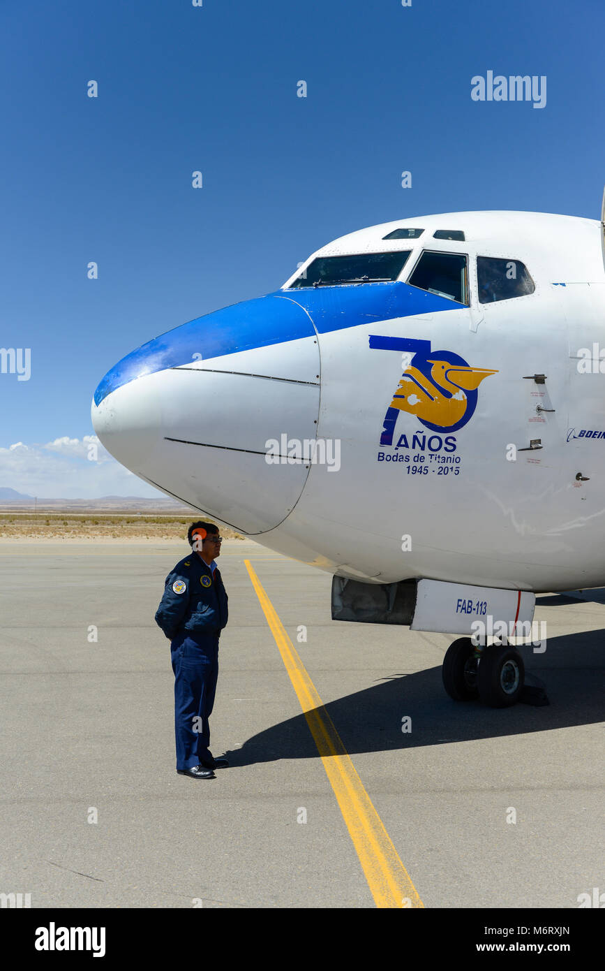 Nez de Boeing 737-200 / 737-2Q3 avec l'inscription FAB-113 de 737-2Q3 Transporte Aereo Militar de La Bolivie avec le maréchal de l'air Banque D'Images