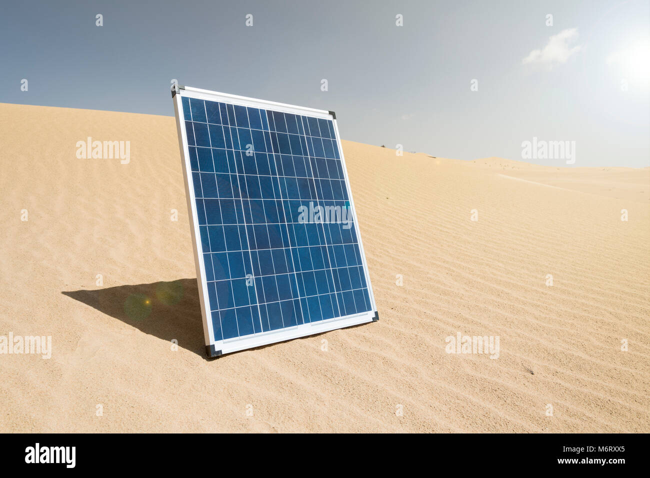 Cellule panneau solaire portable isolé dans le désert Banque D'Images