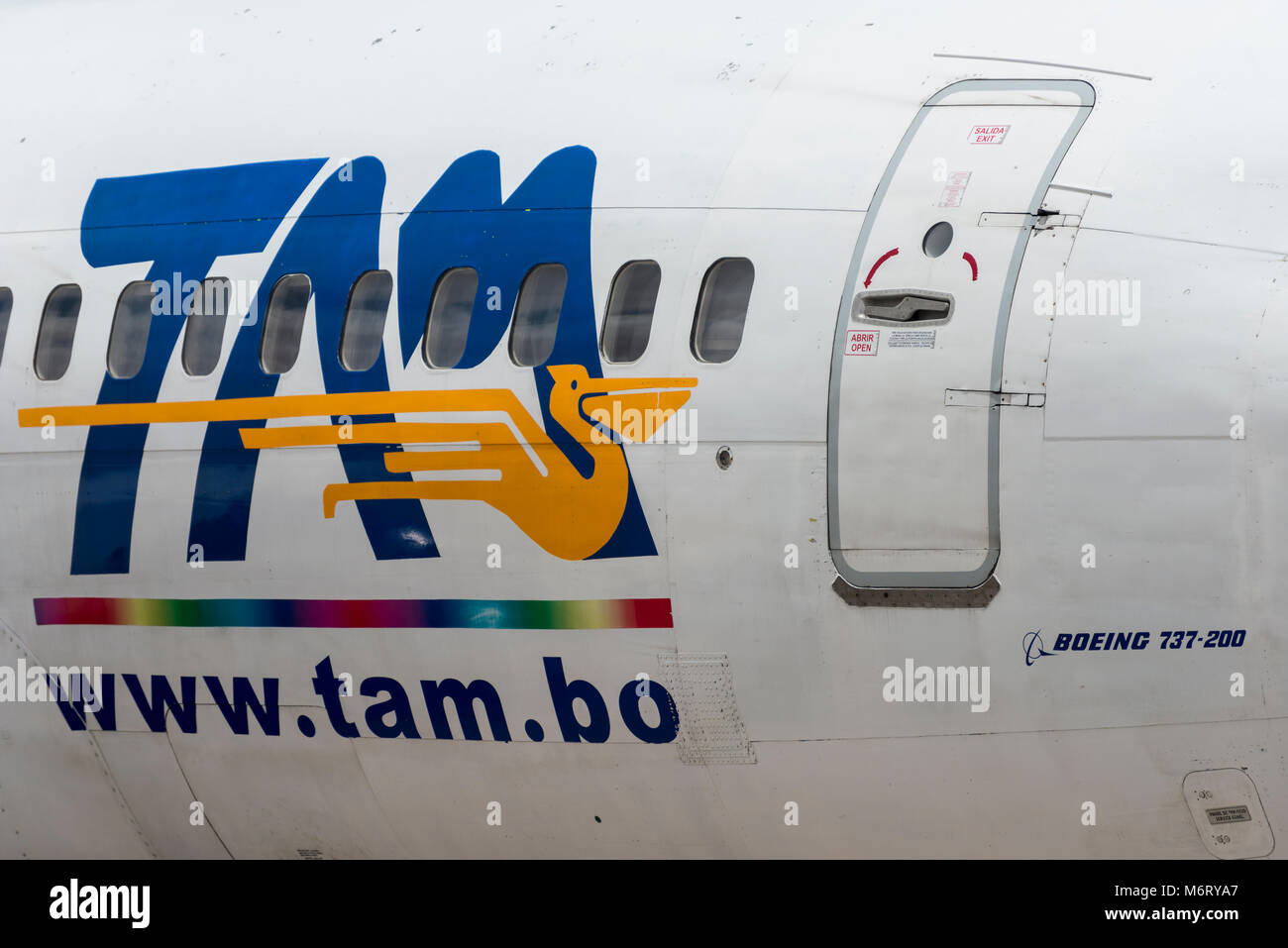 Détail de vitres latérales de Boeing 737-200 / 737-2Q3 avec l'inscription FAB-113 de 737-2Q3 Transporte Aereo Militar de Bolivie Banque D'Images