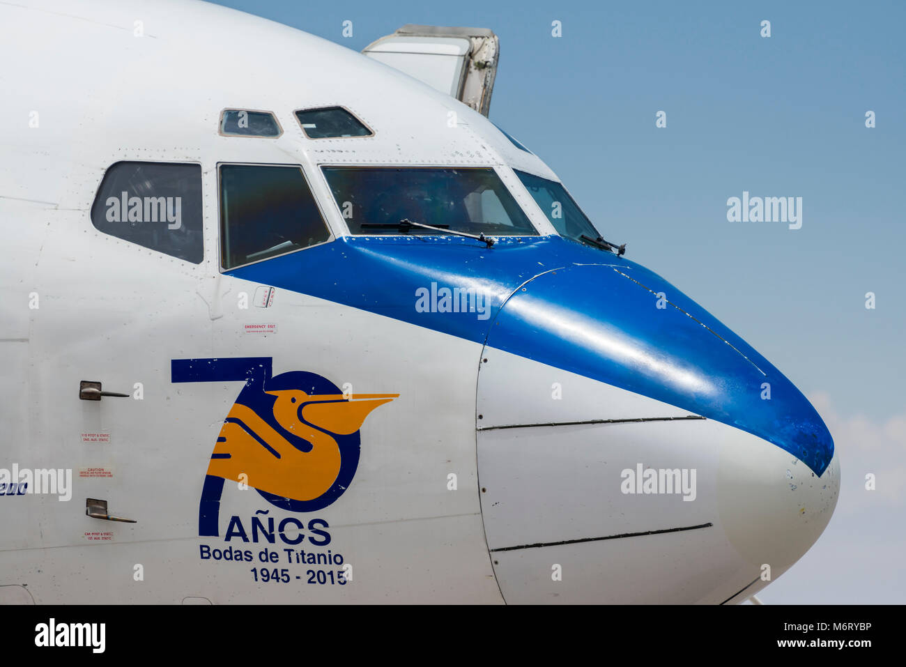 Nez de pilotage détail de Boeing 737-200 / 737-2Q3 avec l'inscription FAB-113 de 737-2Q3 Transporte Aereo Militar de Bolivie Banque D'Images