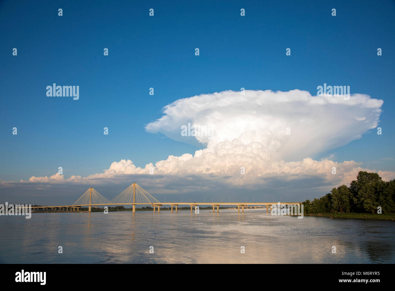 63895-15310 Clark Pont au-dessus du fleuve Mississippi et des orages (Cumulonimbus) Alton, Illinois Banque D'Images