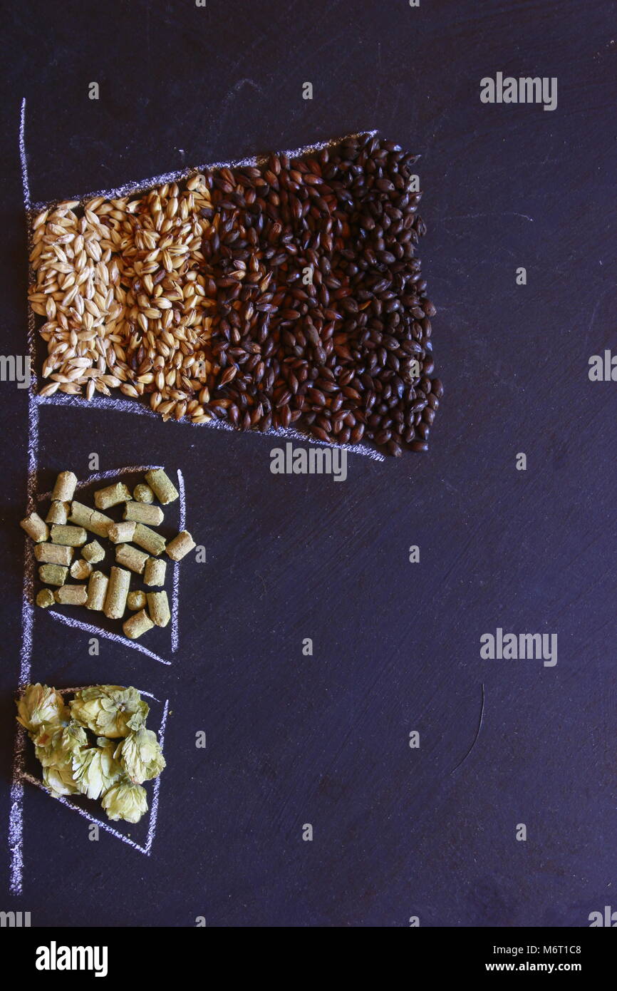Vue de dessus de la fabrication de la bière ingrédients sur tableau noir, le malt, l'orge, des dessins de forme de verre Banque D'Images