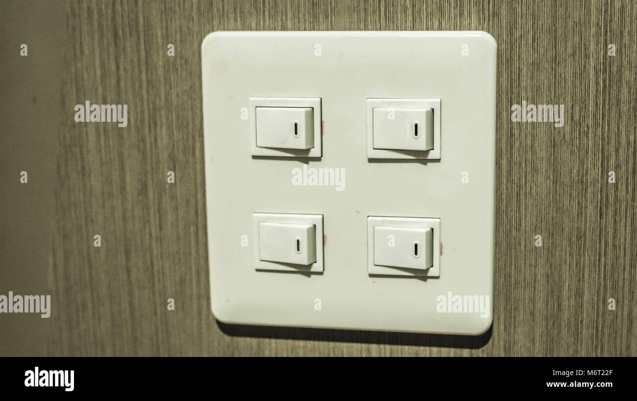 Panneau de commande électrique avec de multiples commutateurs montés sur le mur Banque D'Images