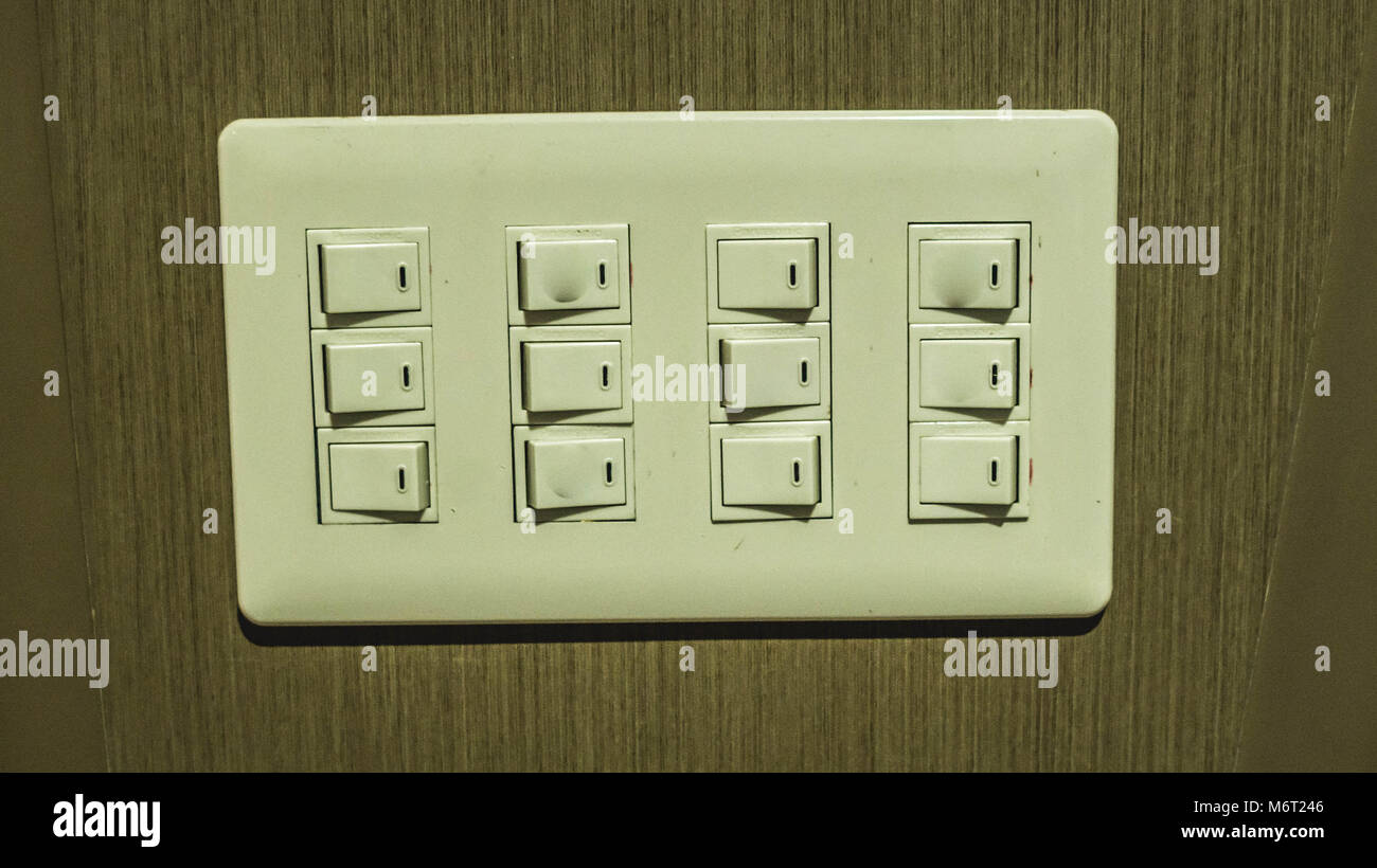 Panneau de commande électrique avec de multiples commutateurs montés sur le mur Banque D'Images