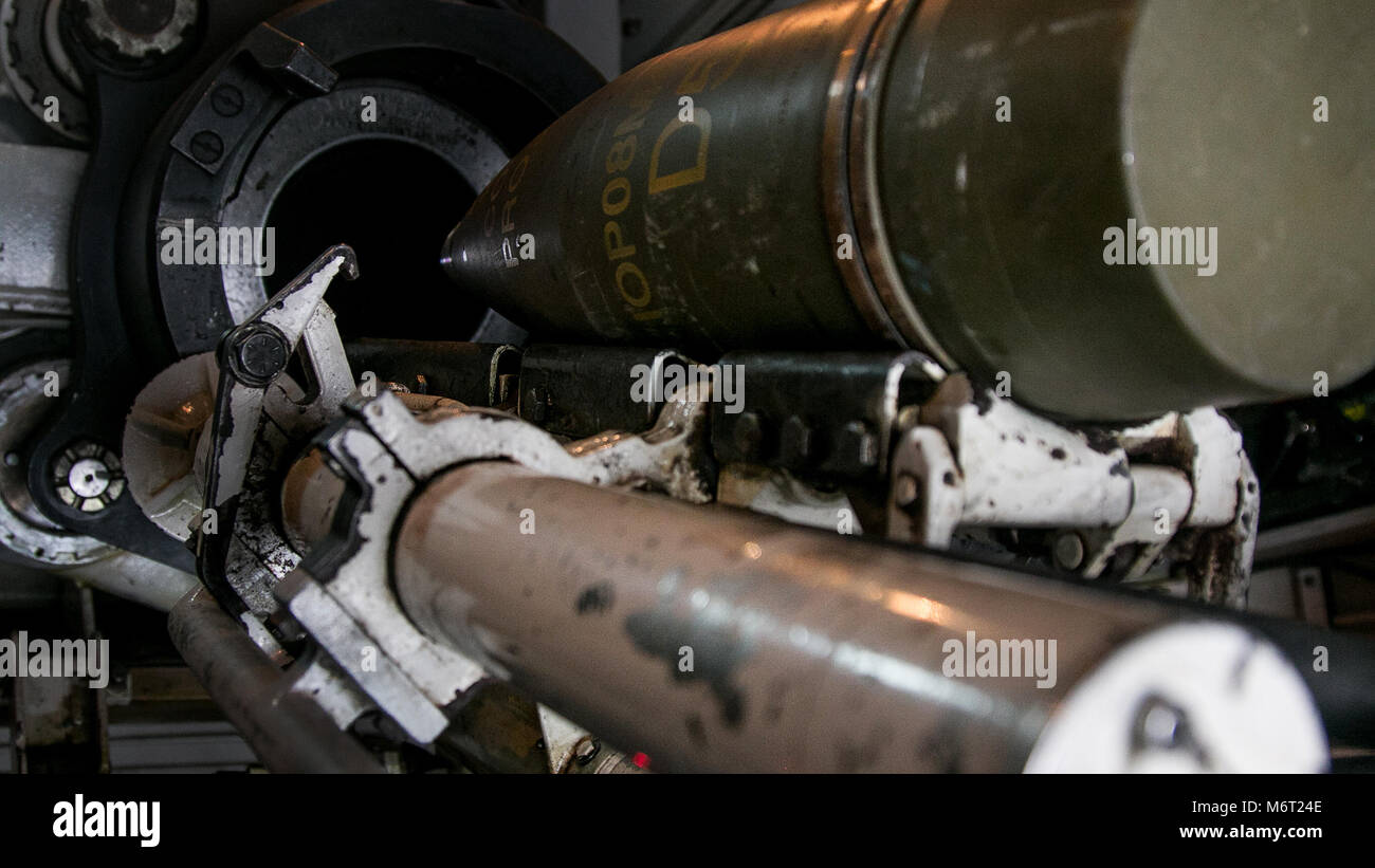 Une tour d'artillerie de siège sur un M109 l'obusier automoteur bac avant dynamiques pendant 18 ans, dans la zone d'entraînement Grafenwoehr, Allemagne le 5 mars 2018. Avant dynamiques exercice 18 comprend environ 3 700 participants de 26 nations de la formation du 23 février-mars 10, 2018. Avant dynamique est un rapport annuel de l'armée américaine l'Europe (USAREUR) exercice portait sur l'interopérabilité de l'armée américaine, service commun et pays allié d'artillerie et de l'appui feu dans un environnement multinational, théâtre de quartier général au niveau de l'identification des cibles d'équipes des canons tirant des cordons sur le terrain. (U.S. Photo de l'armée par la CPS. Du Banque D'Images