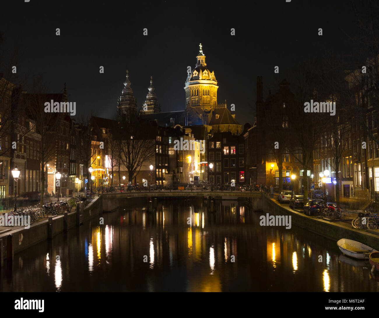 Vue nocturne de la vieille ville d'Amsterdam Banque D'Images