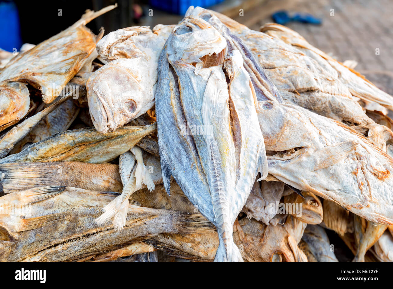 Close up poisson séché au soleil sur la table en bois Banque D'Images