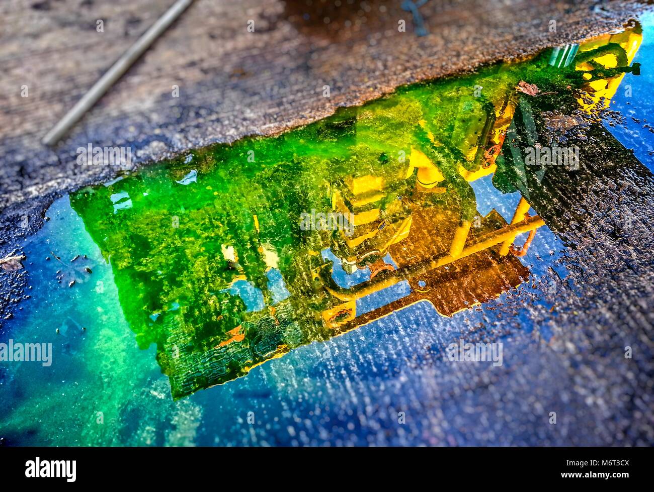 Matériel pour l'industrie pétrolière et gazière reflète dans la flaque. Couleurs très lumineux Banque D'Images