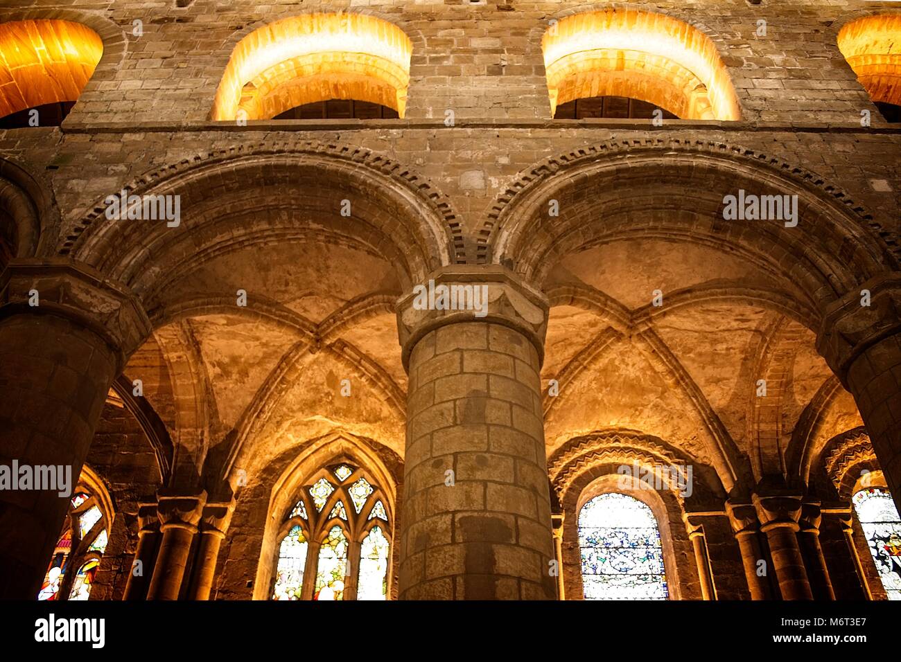 Golden Shot de mur dans l'église. Vitrail. De voûtes en briques et de colonnes. Banque D'Images