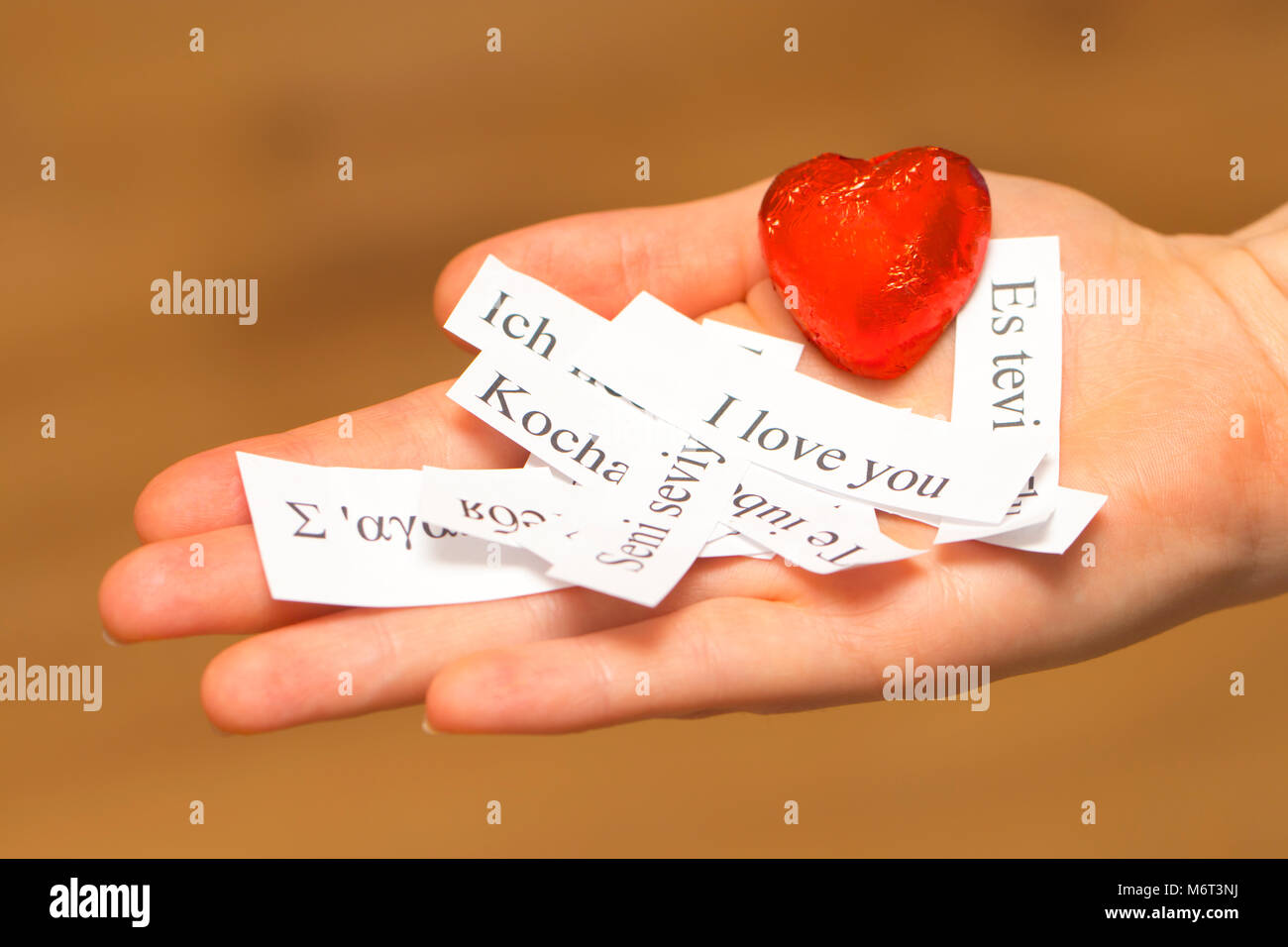 Je vous aime. Les mots, imprimés sur des papiers dans différentes langues sur votre Palm Banque D'Images
