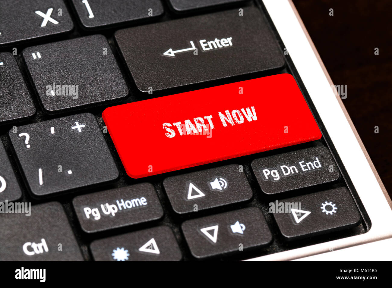 Clavier de l'ordinateur portable le bouton rouge written Commencez  maintenant Photo Stock - Alamy