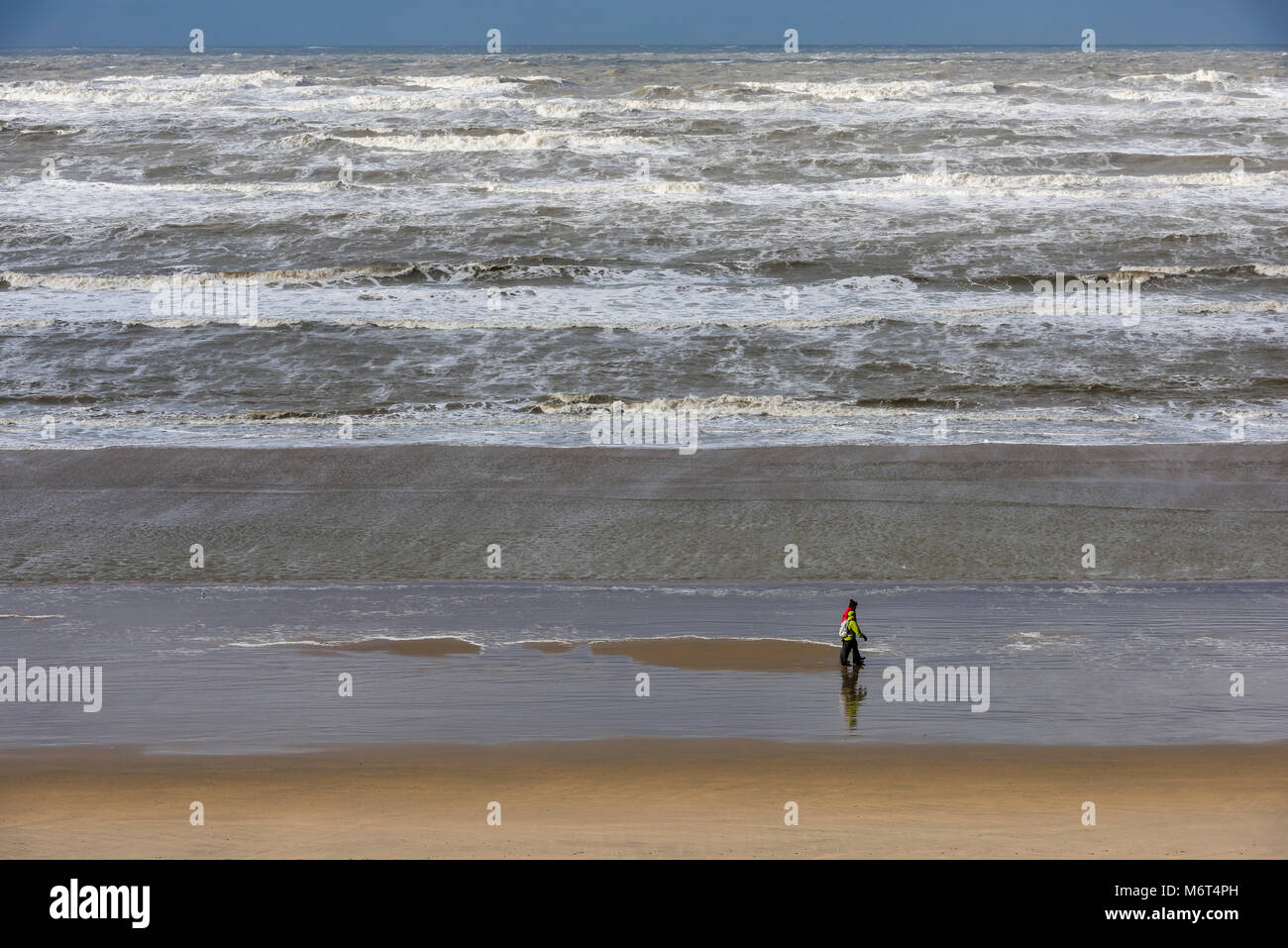 Zandvoort, Pays-Bas - le 18 janvier 2018 : tempête en mer du Nord à Zandvoort en Noord-Holland avec deux randonneurs. Banque D'Images