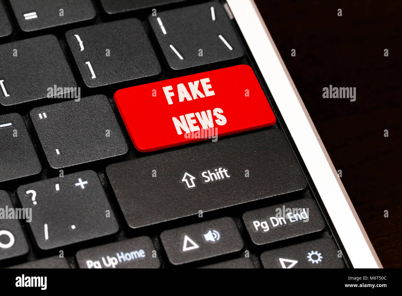 Fake news sur le bouton Entrée rouge sur noir clavier. Banque D'Images