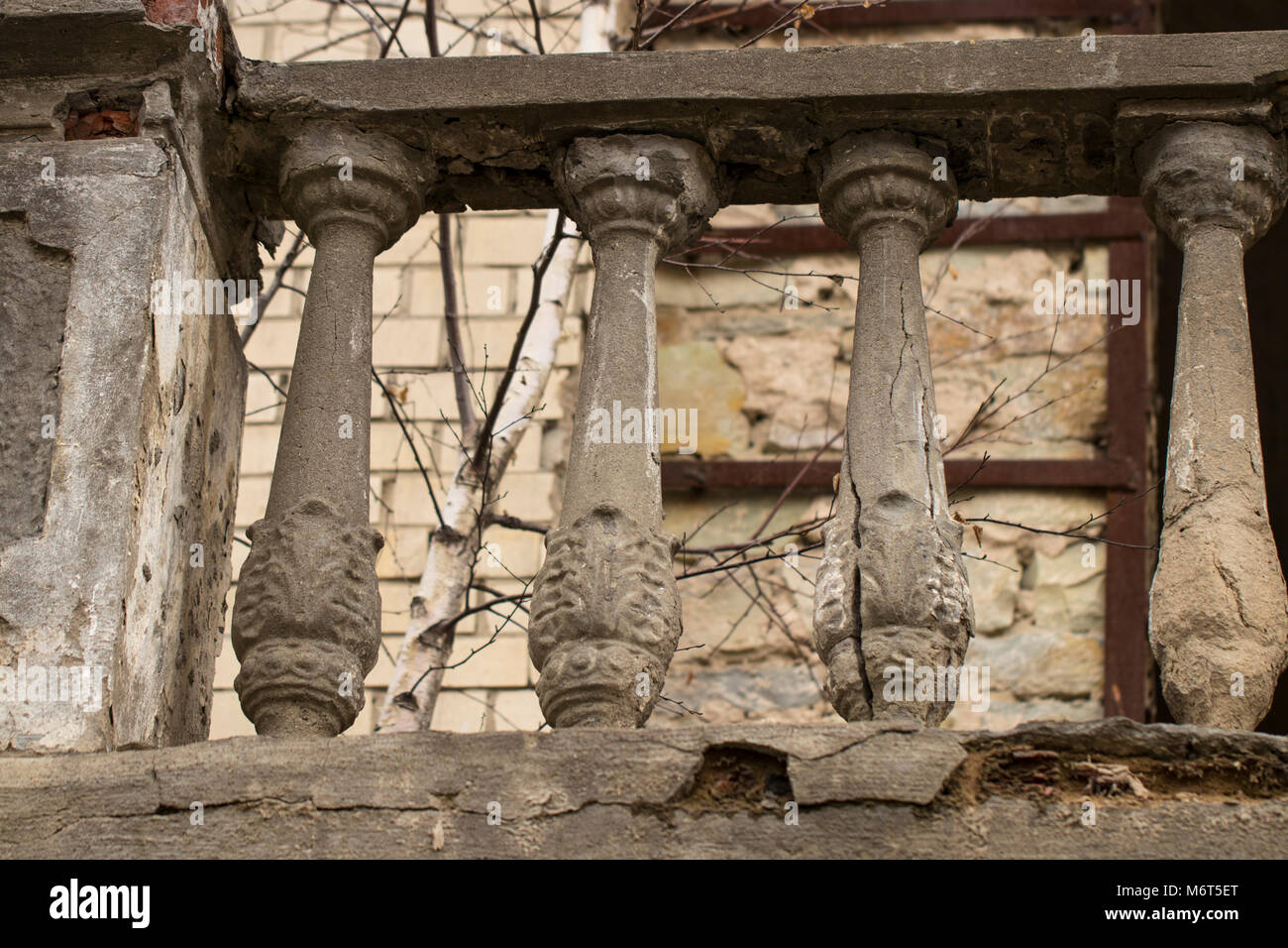 L'avant du bâtiment abandonné à deux étages. Banque D'Images