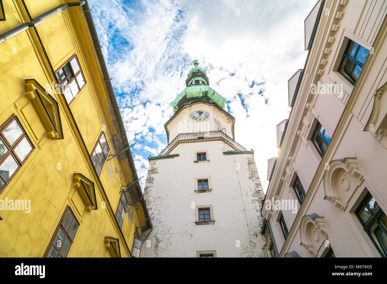 Tour de l'horloge historique de Bratislava, célèbre Saint Michael Gate, qui est la seule porte de ville préservée depuis l'époque médiévale. Banque D'Images