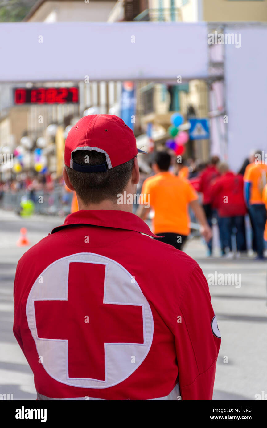 Les volontaires de la Croix-Rouge en aide à Marathon Banque D'Images