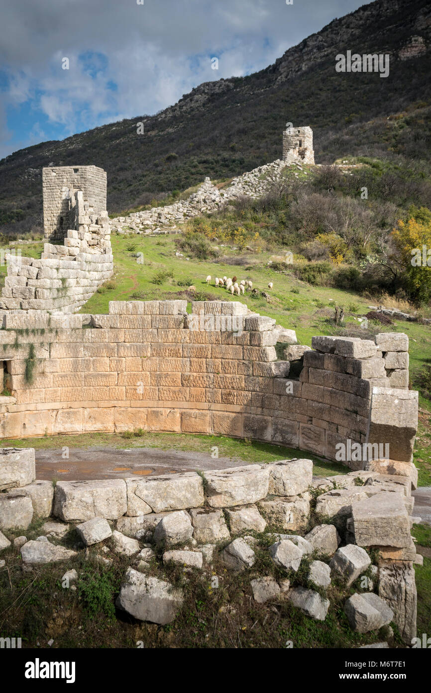 La porte d'Arcadia et de murs en pierre massive à l'ancienne Messène (Ithomi), Messénie, Sud du Péloponnèse, Grèce Banque D'Images