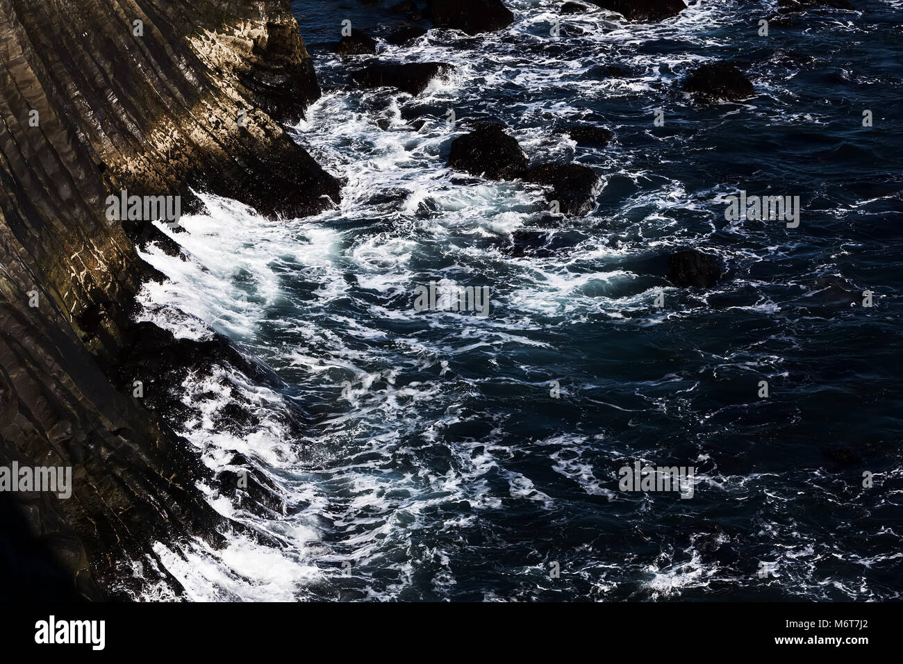 Des rochers et le bleu de la mer, de l'Islande Banque D'Images